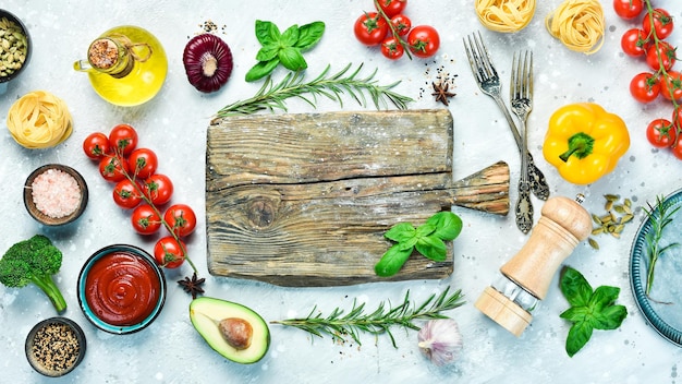 Deska z kolorowymi składnikami i potrawami
